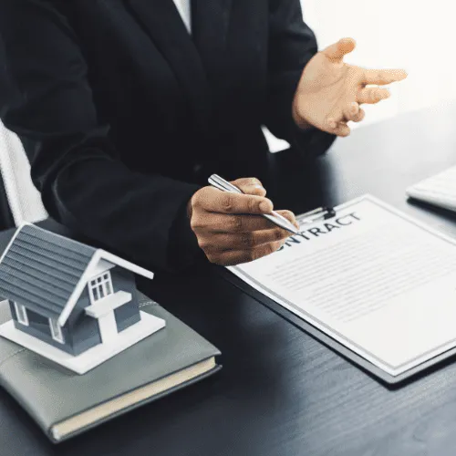 契約書を説明する不動産のプロフェッショナルのイメージ